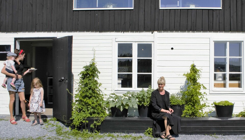 Agneta Enzell (sittande) som driver Byhuset på Rödön arrangerar tillsammans med föreningen Bykultur. Arkivbild. Foto: Torbjörn Aronsson