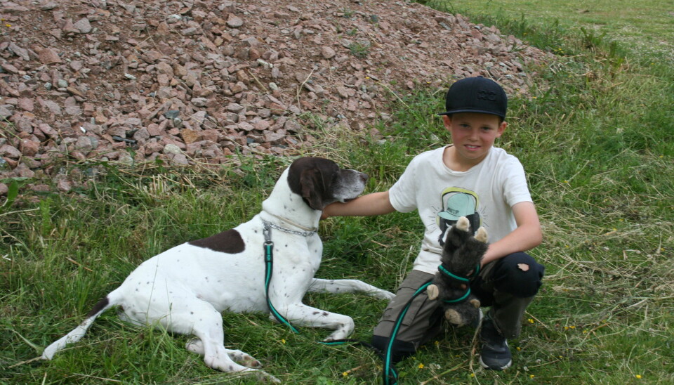 Pustar ut efter övningar i gräset gjorde Arvid Viklund och hans hund Viggo