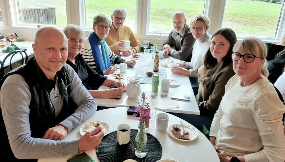 Familjen Wikner i Persåsen passar på att besöka Fjällkonditoriets servering på Fröjdholmen. – Det är fantastiskt att de har kunnat blåsa liv här då de skulle ha varit hos oss om det inte brann, säger Leif Wikner