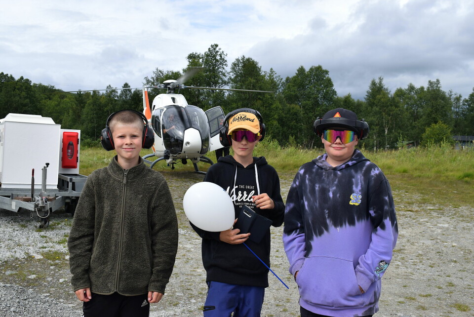 Emil Sköldberg, Douglas Myhr och Albin Thunell gillade flygturen med Storms helikopter.