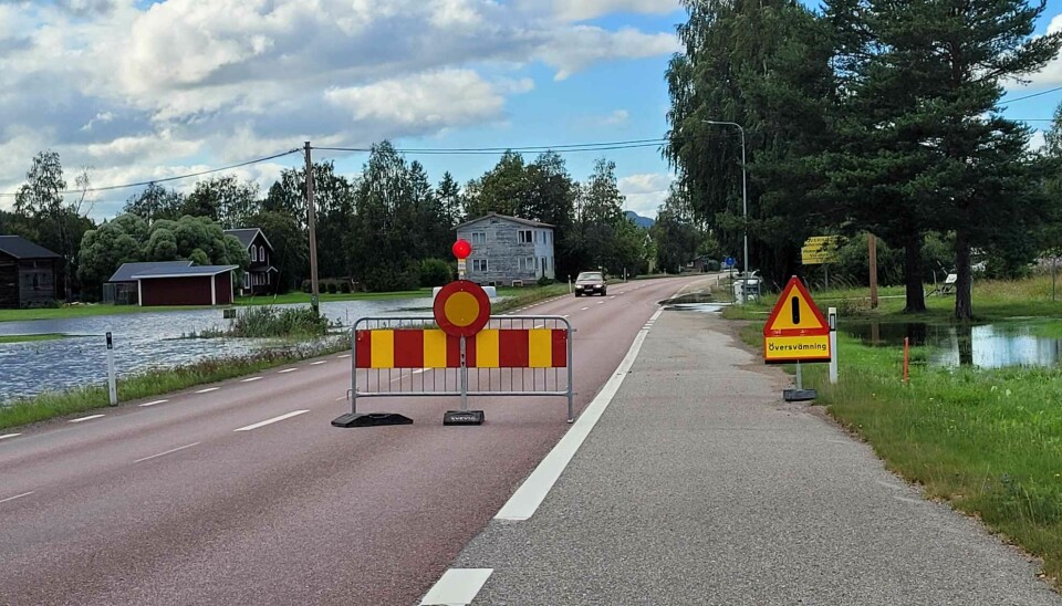 E45 är nu avstängd i Överhogdal på grund av att vägen är översvämmad.