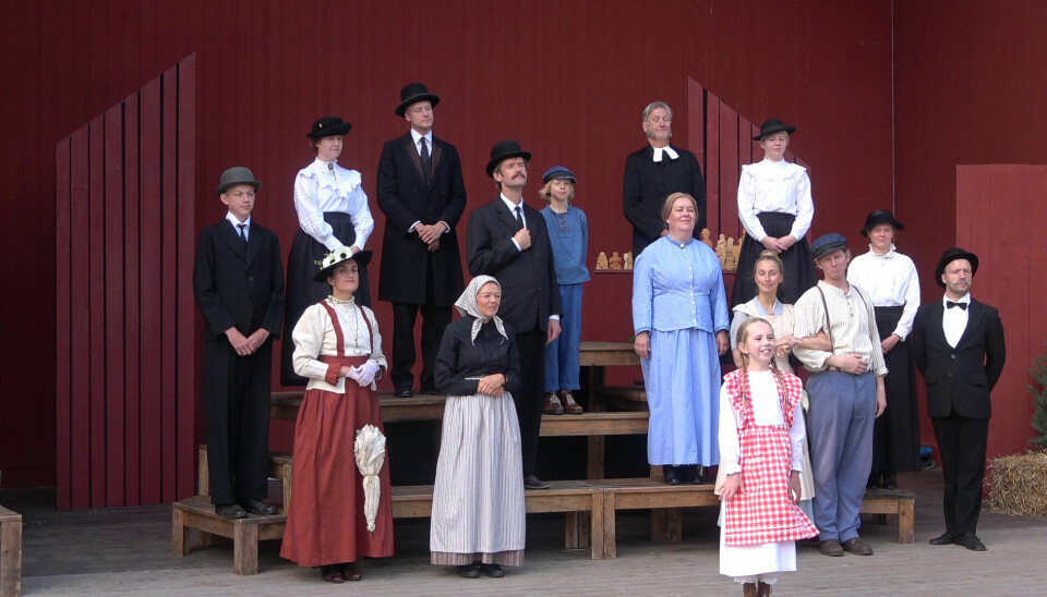 Ensemblen under öppningssången i musikalen Emil i Lönneberga