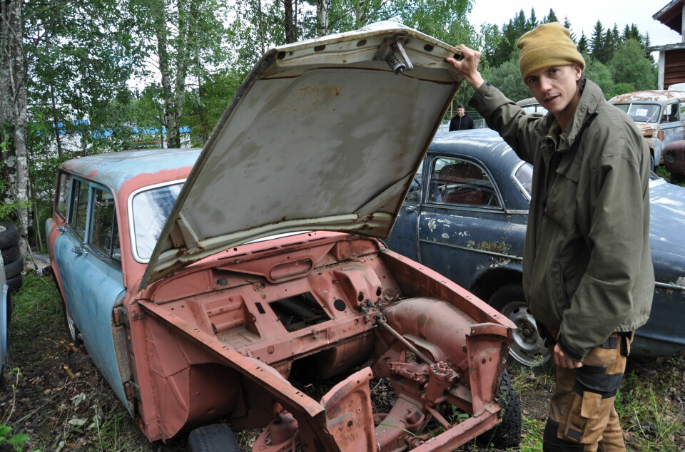Motorn saknas. Men rostlagningen är påbörjad, konstaterar André Dahlin som granskar en Volvo P 220 Kombi från första tillverkningsåret 1962.