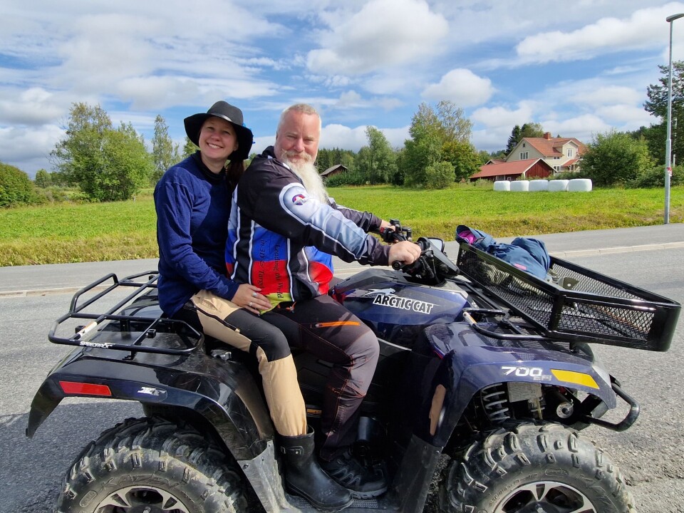 Marcus Lundberg och kompisen Evelina Cajselius åker runt och kollar av hur det går för de tävlande. Marcus Lundberg och kompisen Evelina Cajselius åker runt och kollar av hur det går för de tävlande.