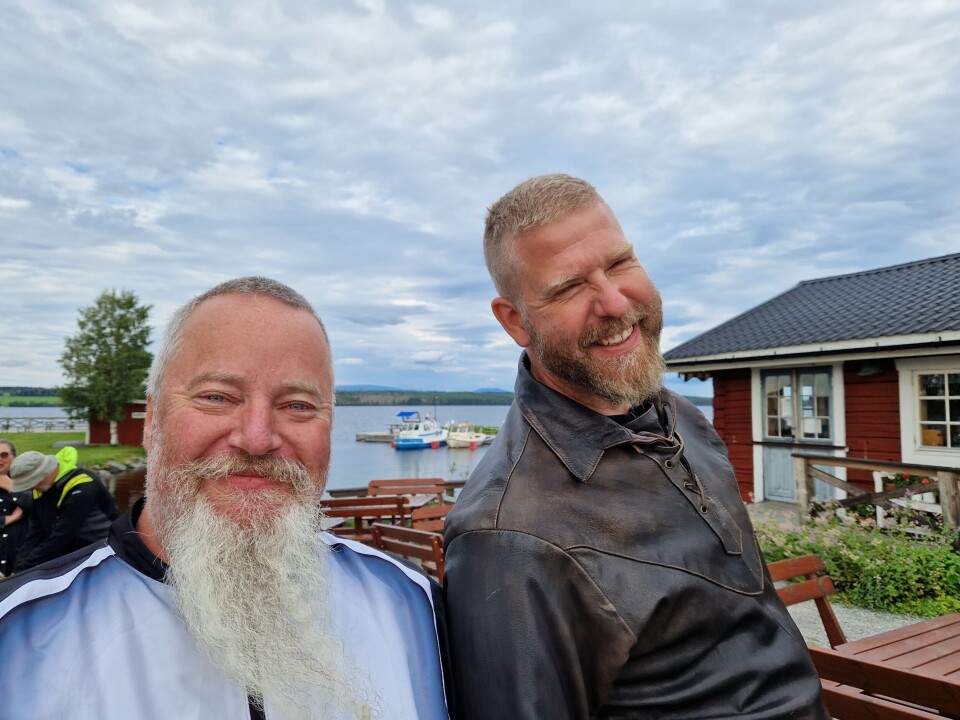 Det primära målet med tävlingen är att alla ska ha roligt. Marcus Lundberg med den glade segraren Roger . Det primära målet med tävlingen är att alla ska ha roligt. Marcus Lundberg med den glade segraren Roger .