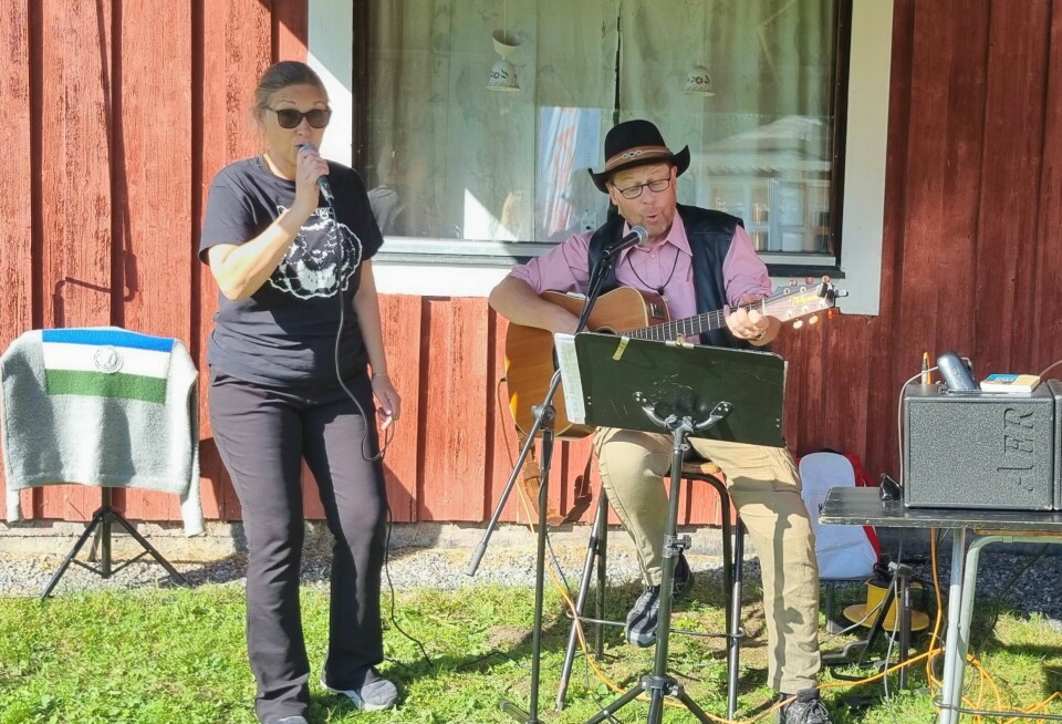 Duon Stefan Ström och Gabriella Lindvall underhöll med skön musik hos Svingoa Grisar.