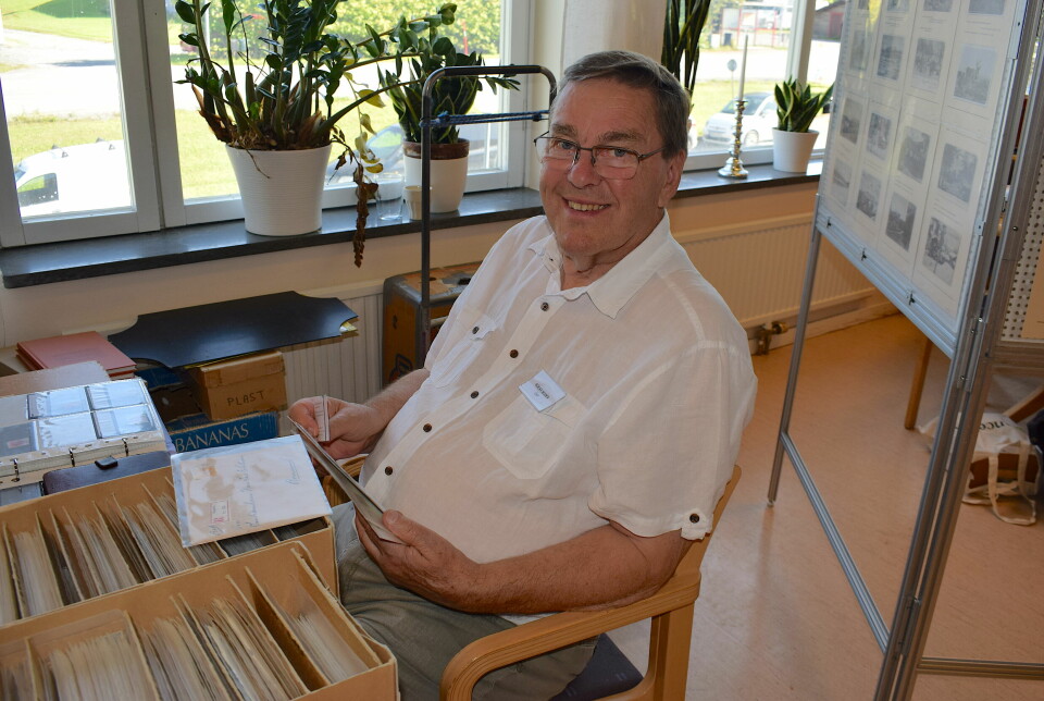 Kyrkoherden Göran Modén är en inbiten samlare av vykort och frimärken.