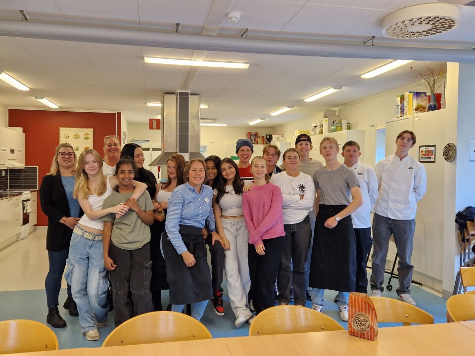 Hemkunskapsläraren Anna-Lena Fransson med sina tävlande elever och juryn på Mörsil Skola. Hemkunskapsläraren Anna-Lena Fransson med sina tävlande elever och juryn på Mörsil Skola.