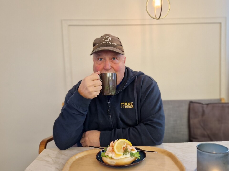 Kent Hasselgren passade på att bidra lite extra till insamlingen genom att ta sig en räkmacka inne hos Kajsa på Sundings. Kent Hasselgren passade på att bidra lite extra till insamlingen genom att ta sig en räkmacka inne hos Kajsa på Sundings.