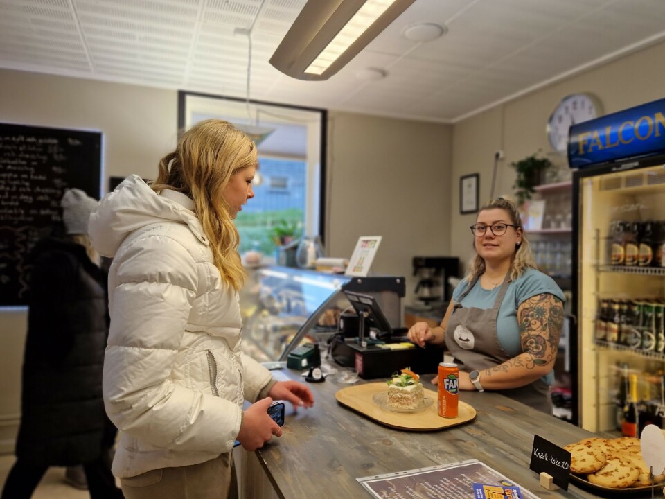 Kajsa på Sundings Konditori lockade in frusna själar från regn och rusk vilket också gynnade insamlingen. Kajsa på Sundings Konditori lockade in frusna själar från regn och rusk vilket också gynnade insamlingen.