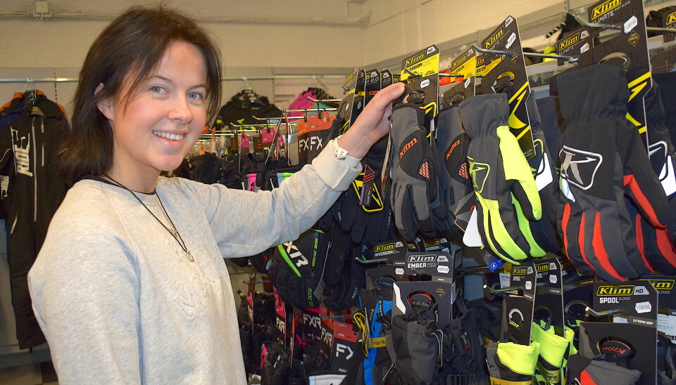 Karin Möller säljer allt från drivremmar till kläder i butiken.