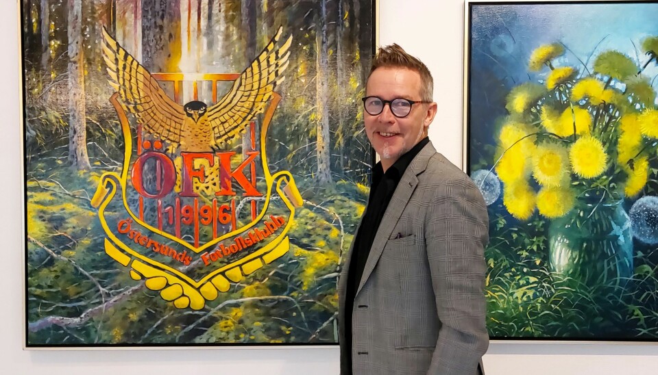 Mathias Kärnlund vid målningen ”Rött och svart pumpar hjärtat” som skänkts till ÖFK och under vernissagedagen såldes på Tradera för 20 000 kronor.