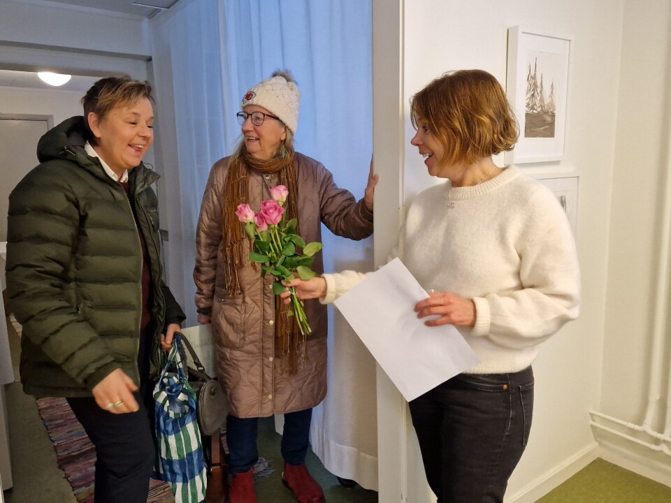 Vissa överraskade med blommor vernissagen och utställarna till ära. på bild: Ann-Charlotte och Sonja. Vissa överraskade med blommor vernissagen och utställarna till ära. på bild: Ann-Charlotte och Sonja.