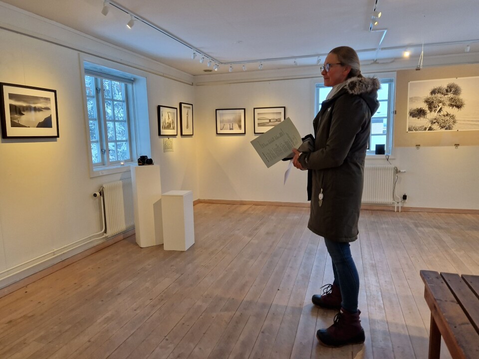 Malin studerar Sven-Eriks fotografier, tagna i Undersåker likväl som i Kairo och New York. Malin studerar Sven-Eriks fotografier, tagna i Undersåker likväl som i Kairo och New York.