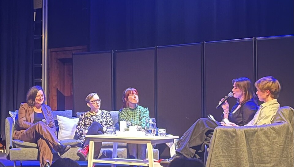 Här intervjuas författarna (från vänster) Karin Härjegård, Linn Åslund och Jenny Jejlid av Ida-Maja Härjegård och Alexander Jejlid.