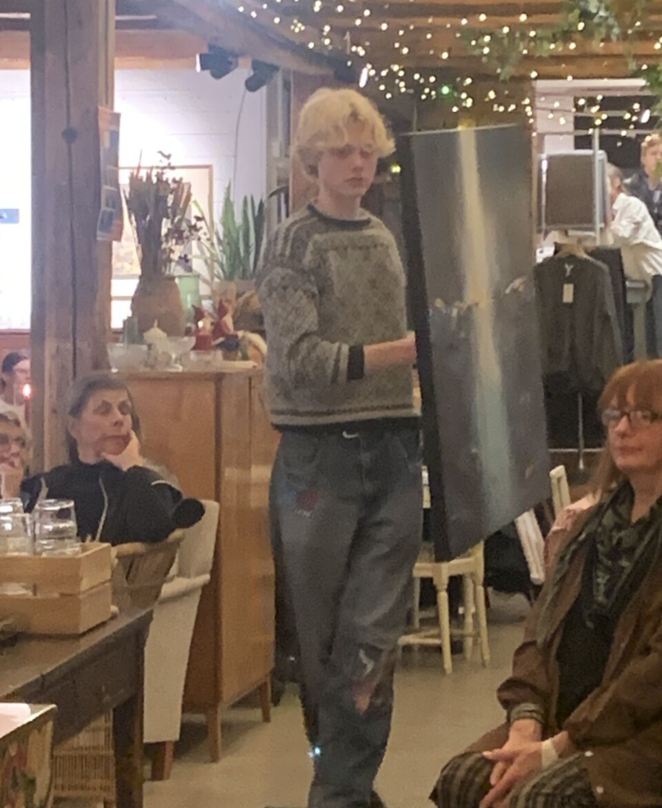 Erik Evertsson, en av de som bar tavlor under Onsdagens konstcatwalk
