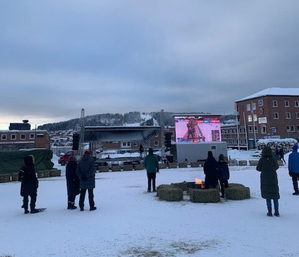 Många människor hade letat sig ned på torget för att bla kunna se skidskyttet på storbildsskärm