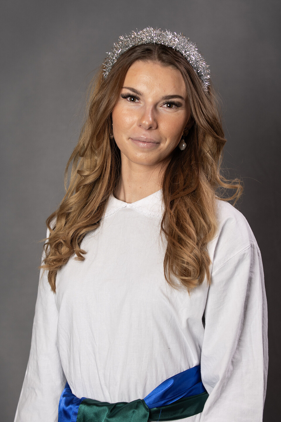 5. Rebecka Lindgren, Brunflo 'Jag är en Åstjej som hamnat i Brunflo', säger Rebecka glatt. Hon jobbar som butikschef på Dressman. Tränar sex dagar i veckan och är utbildad PT. 'Jag tänkte att jag var för gammal för lucia, men nu känns det bara bra', säger Rebecka. En röst på kandidat nr 5 innebär att du stödjer Jämtgubben, en patientföreningen för prostatacancer i Jämtlands län. Jämtgubben vill sprida kunskap om prostatacancer och dess behandlingsformer samt stödja medlemmarna och deras anhöriga till bästa möjliga livskvalitet.
