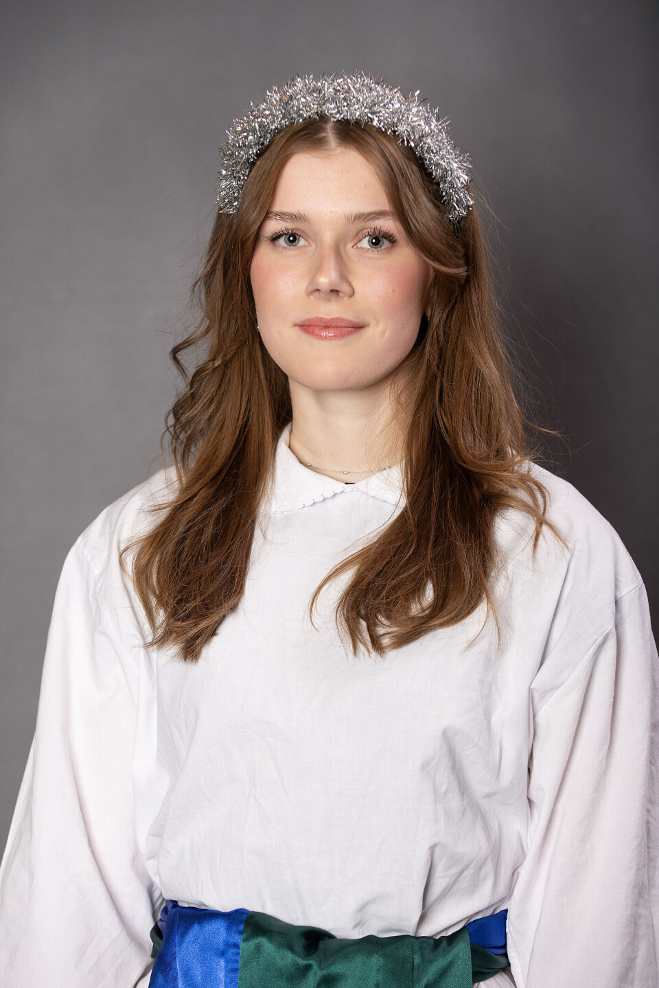 3. Ebba Hemlin, Mörsil.Ebba arbetar som vikarie inom barnomsorgen i Östersund. Hon gillar att träffa familj och vänner, gärna till fjälls. Hon spelar och sjunger i ett band. 'Vi heter Bortom 424 och bildades under gymnasiet på Wargen. Vi spelar mest indierockcovers', berättar hon. En röst på kandidat nr 3 innebär att du stödjer Kvinnojouren Östersund. Föreningen har ett hundratal medlemmar varav 20 är aktiva som förtroendevalda, i jourtelefonverksamheten eller någon annan arbetsgrupp. Kvinnojouren verkar mot mäns våld, förtryck och förnedring av kvinnor och barn.