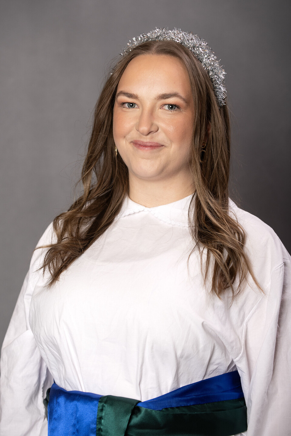 6. Matilda Söderback, Namn, Östersund Utbildar sig till gymnasielärare i matte och historia, hon älskar ungdomar. 'Jag vill bli en inspirerande och bra mattelärare', säger hon och ler varmt. På somrarna jobbar hon som aktör på Jamtli. Hon älskar musikaler, dansar gärna och tycker att det finns för lite kultur i Östersund. En röst på kandidat nr 6 innebär att du stödjer Operation Smile som är en politiskt och religiöst obunden medicinsk hjälporganisation. Visionen är en framtid där alla människor har tillgång till säker kirurgi som förbättrar hälsa och livskvalitet. Tack vare medicinska volontärer, kan barn erbjudas operation utan kostnad för deras familjer.
