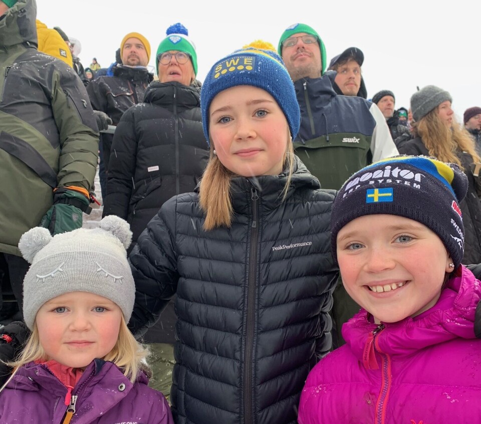 Agnes, Selma och Elsa Alvelind följde ivrigt tävlingarna i helgen.