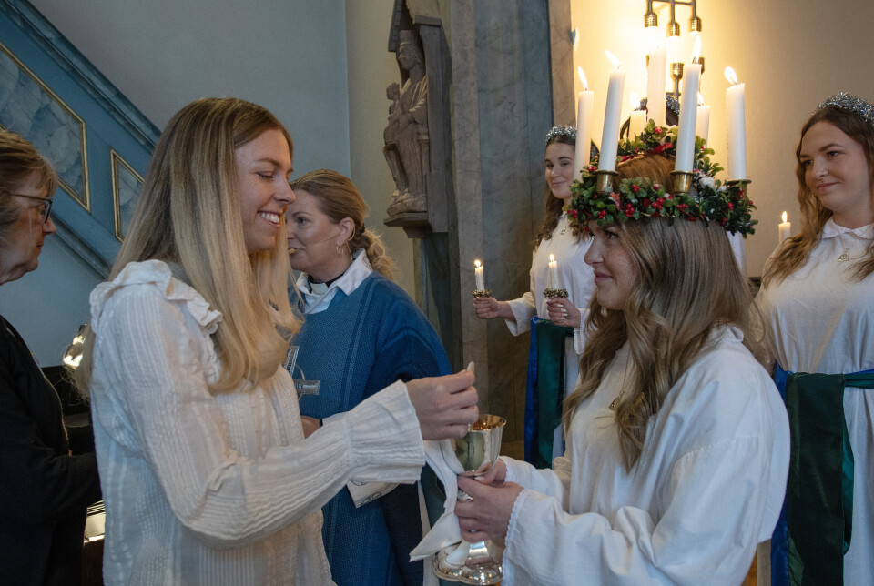 'Det var roligt och fint att få göra det, rent av stort. Jag har aldrig fått göra det tidigare', berättar Moa som gav nattvarden till förra årets lucia Theres Arvidsson.