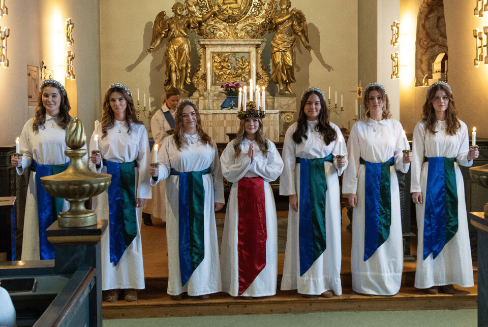 Jämtlands Lucia 2023 med tärnor. Från vänster: Felicia Festin, Rebecka Lindgren, Matilda Söderback, Moa Haugskott, Moa Blomgren, Ida Nyberg och Ebba Hemlin.