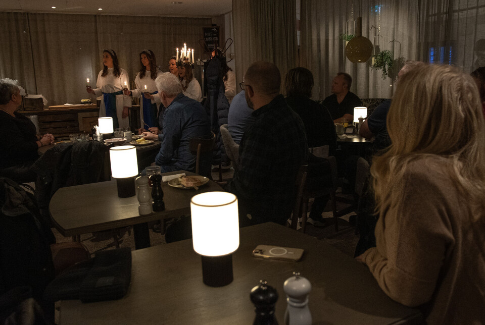 Vid ett bord sitter Margaretha Malm från Stockholm. 'Detta var en överraskning, jag hade ingen aning om att få lucia till frukosten', säger Margaretha och fortsätter. Det var hur mysigt som helst. En bra början på arbetsdagen.