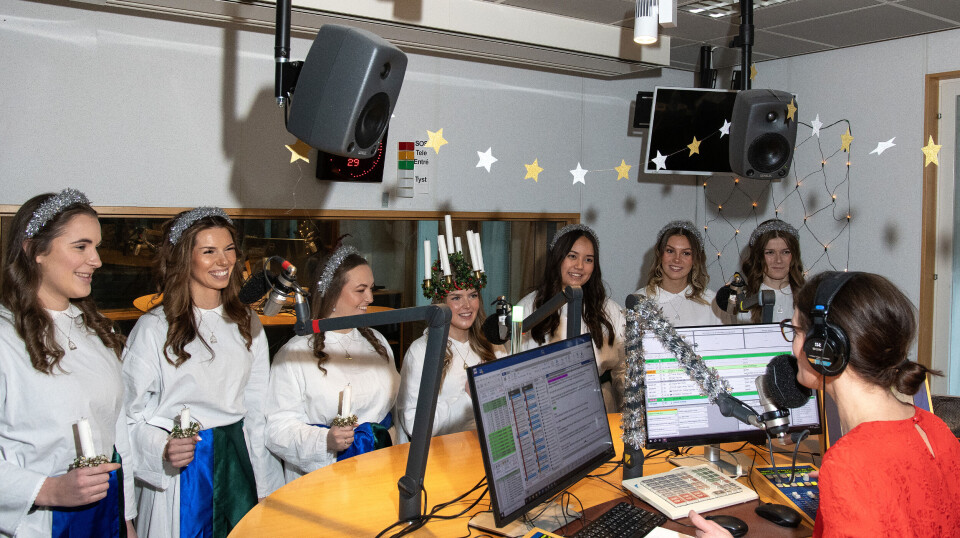 'Vad vackert ni sjunger', utbrister programledaren Johanna Vackdahl på Sveriges Radio Jämtland, under Jämtlands Lucias besök där.
