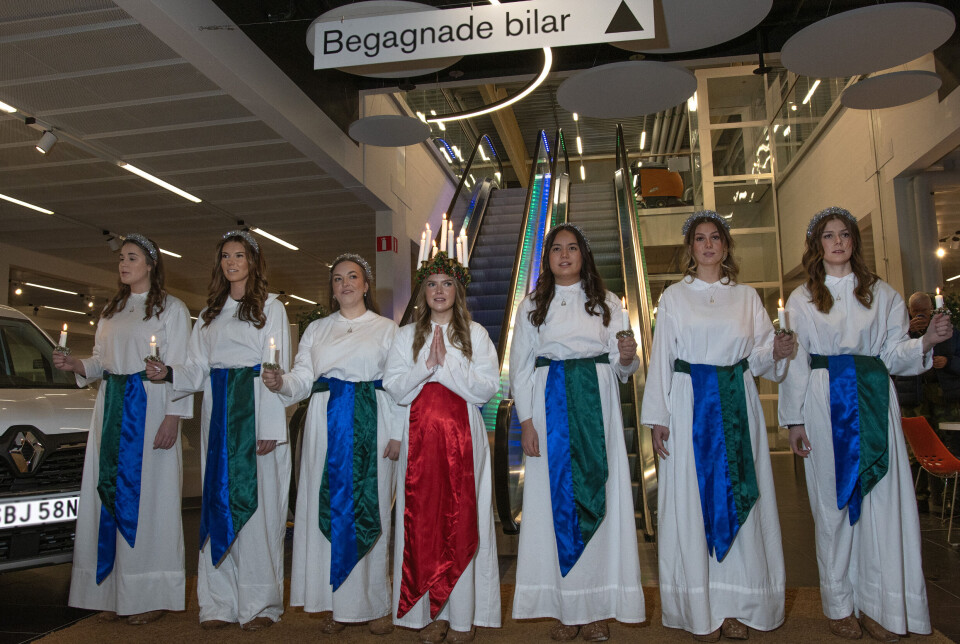 Via en snickerifirma landar sällskapet i Bilbolagets stora entré där väntar en härlig delegation av anställda.
