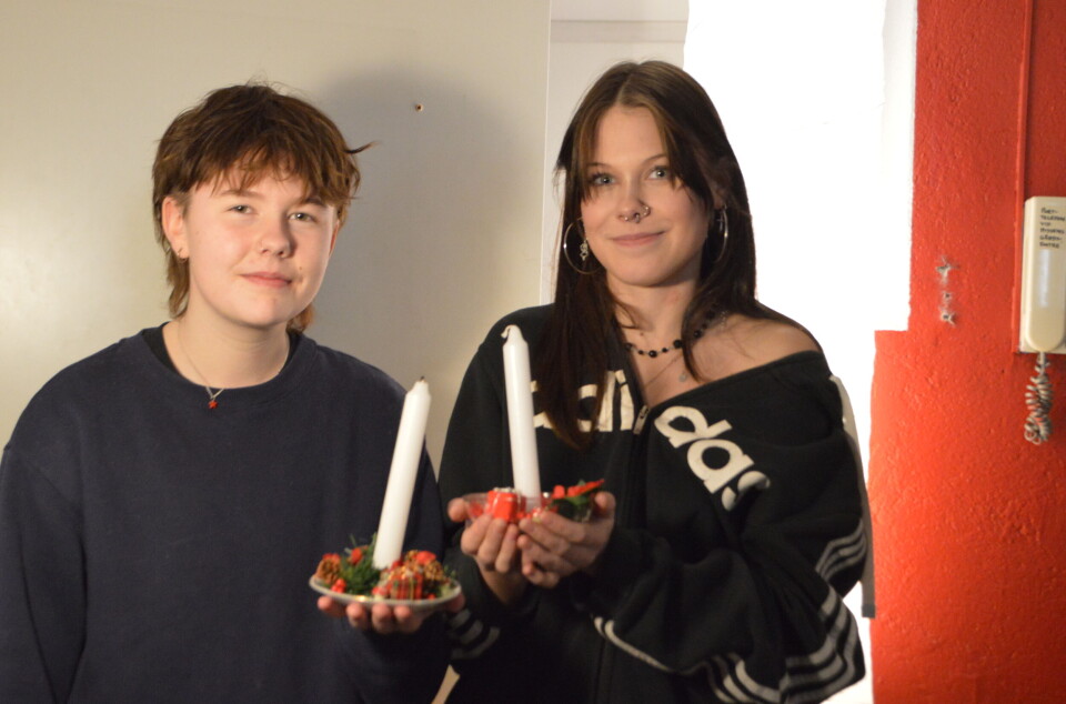 Rebecca Barchues Bergman och Lovisa Lejlid med sina ljusstakar.