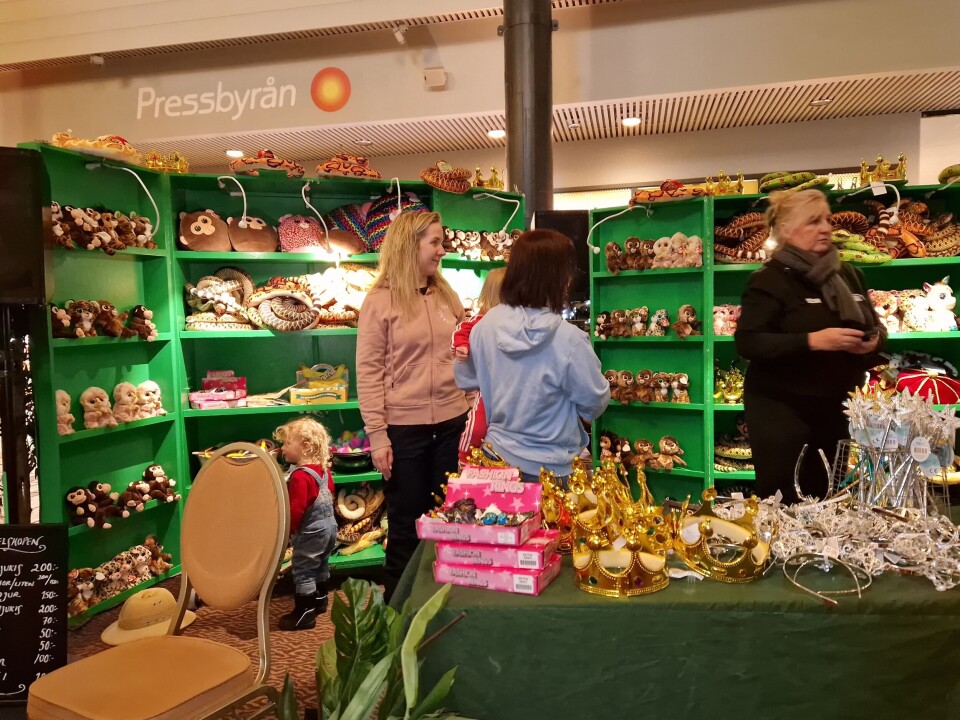 I väntan på föreställningen fanns en spännande mobil djungelbutik att spendera tiden i.