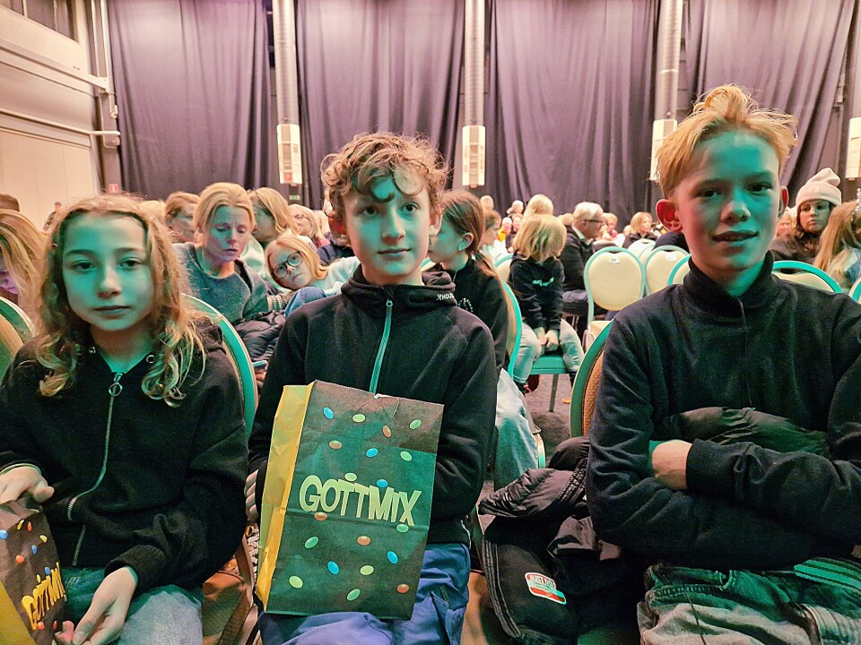 Kusinerna Sigrid, Jakob och Aron var förväntansfulla inför akt två då Sean Banan skulle göra entré på scenen.