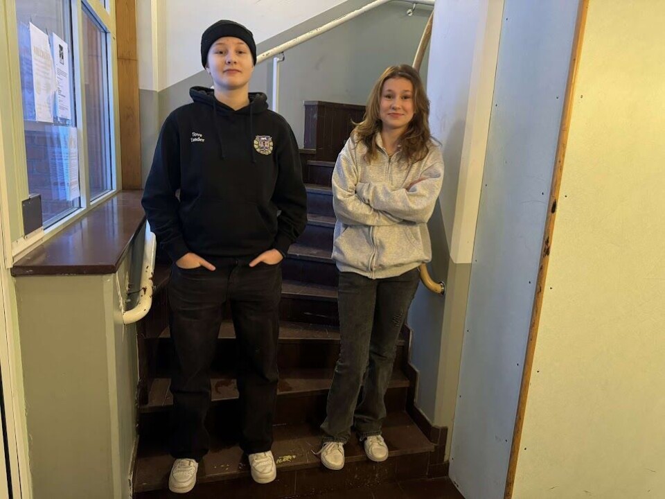 Eleverna Ronja Gustavsson Myrén och Tove Tander är oroliga över att någon ska bli skadad.
