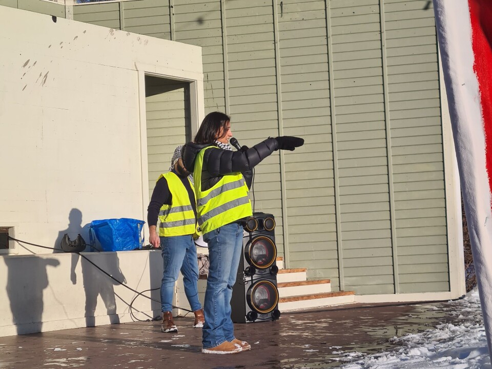 Flera personer höll tal i Badhusparken, på bilden Zainah Natour som är ung politiskt aktiv i Östersund.