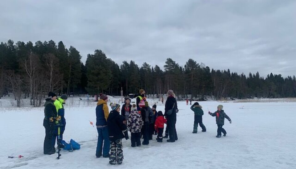 Det var en hel del barn som kommit för att prova på isfiske.