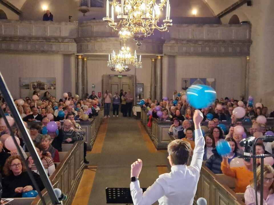 När Ann-Charlott bad publiken att blåsa upp ballongerna de fått av henne vid entrén blev det liv i luckan.