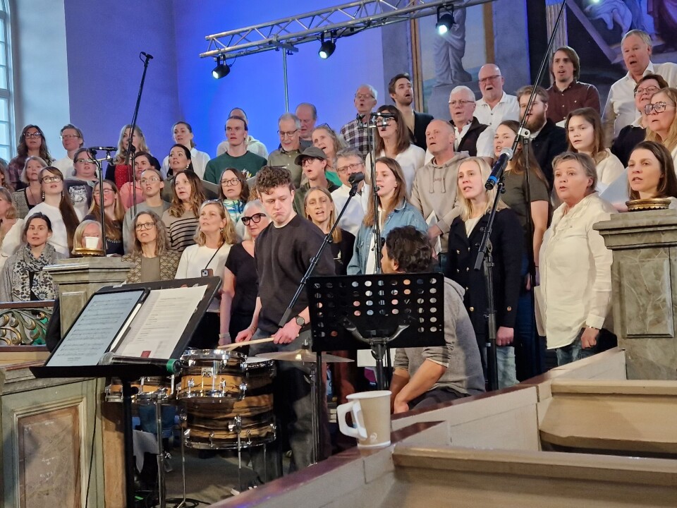 Trummisarna Aron och Luc övar med kören inför konserten.
