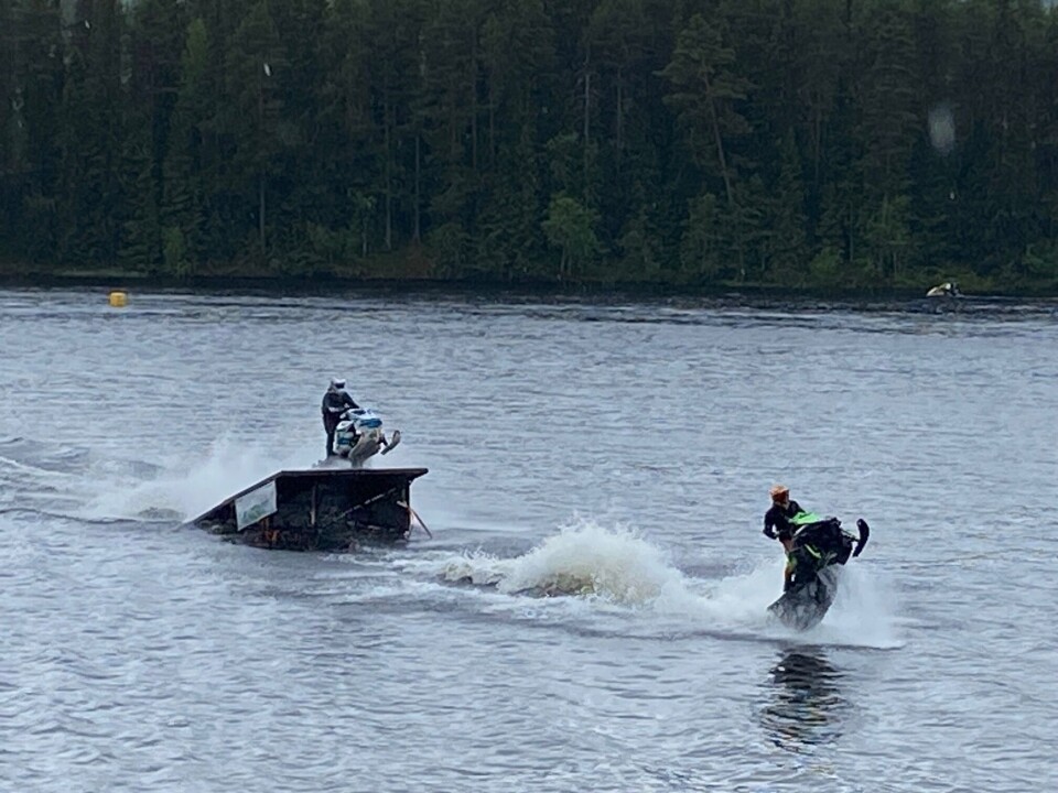 Hoting Full fart på Watercross i Hoting – 300 åskådare trots regnet
