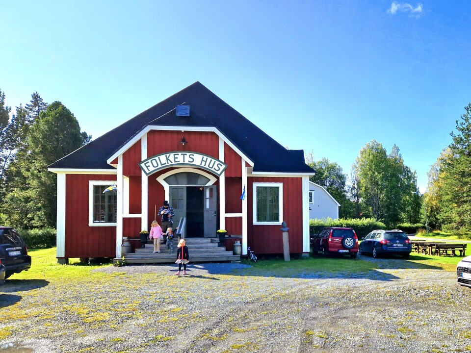 Det var många besökare som gick hem nöjda och mätta efter både teater och tårtkalas.
