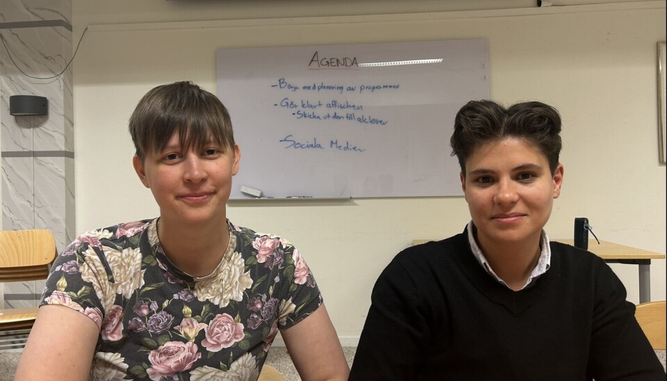 Rebecca Säther och Alissar Rajha är projektledare för tjejklubben, en mötesplats i Torvalla som drivs av Rädda Barnen.