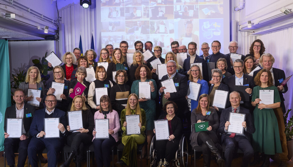 Företrädare för deltagande städer med kontraktet i handen. Foto: Fredrik Persson.