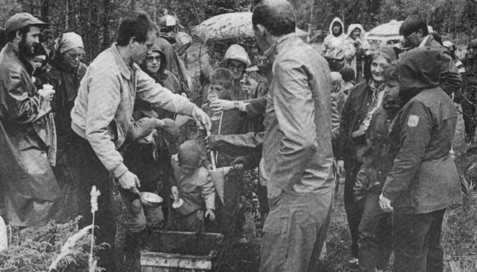 I Aspås tog hembygdsföreningen 1982 upp den gamla traditionen att dricka brunn på Jænsmässafton. Foto: Tommy Törnqvist.