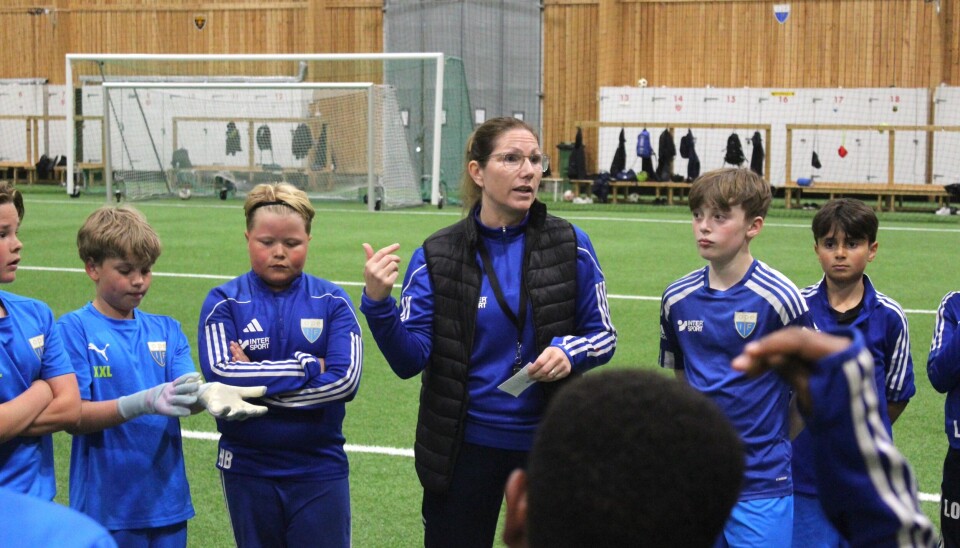 Cecilia Hallberg, som själv har spelat fotboll på hög nivå, berättar att tränarna jobbar mycket med att få till en fungerande lagkänsla.
