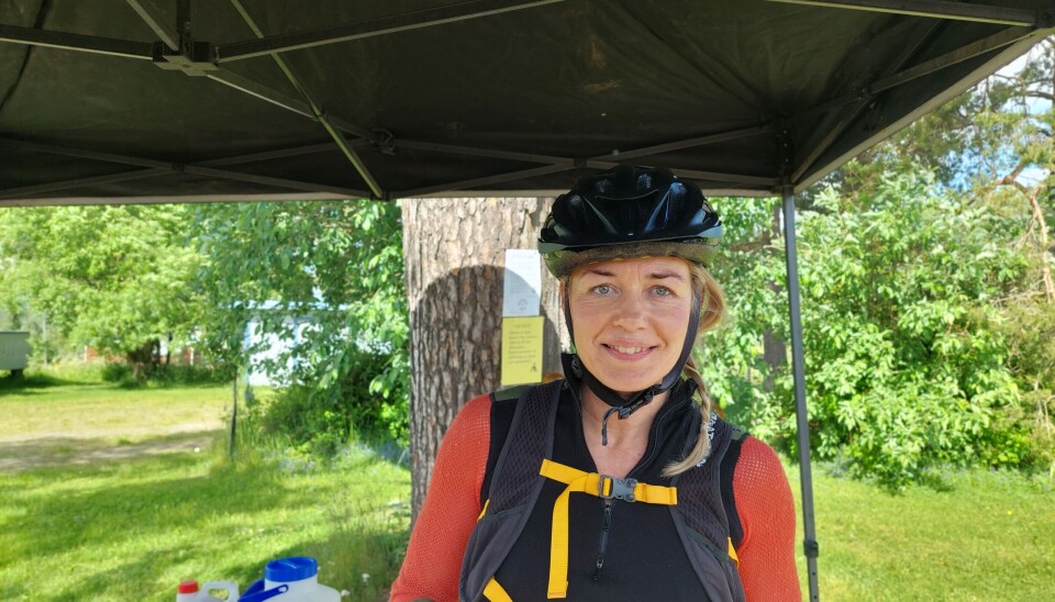 Anna Hansson cyklar hela varvet och är väldigt nöjd med det perfekta cykelvädret under förmiddagen.