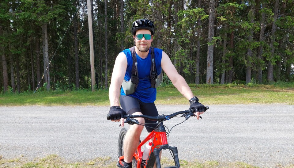 Jörgen från Gölikläppen cyklar hela rundan, och tar här en kort paus i Enarsvedjan.
