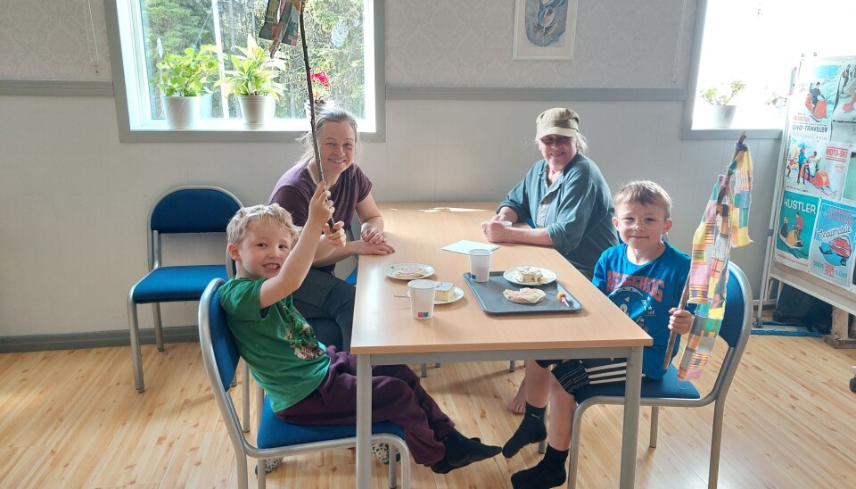 Har man ingen cykel så kan man istället vara hejaklack! Johanna, Antje, Holger och Teodor har gjort flaggor för att heja fram cyklister mellan Brattmon och Enarsvedjan, där de nu tar en välförtjänt fika.
