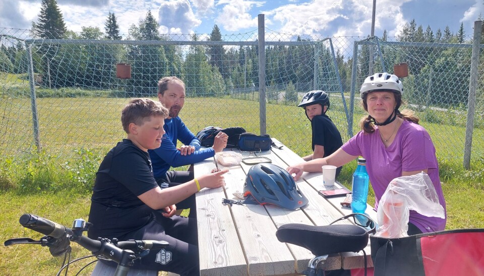 Markus, Annika, Rune och Edvin cyklar hela familjen. Här en paus med fika och glass i Enarsvedjan.