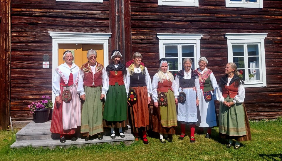 Dräktfika på hembygdsgården i Näskott.Kerstin Johansson - Skedevidräkten (Östergötland), Elisabeth Vykander - Näskottdräkten, Lotta Byström - Näskottdräkten, Katarina Hellquist - Mörsildräkten, Anna Häggblad - Näskottdräkten, Gabriella Alpstad - Birkadräkten, Margit Andersson - Ångermanland och Jenny Einebrant - Näskottdräkten.