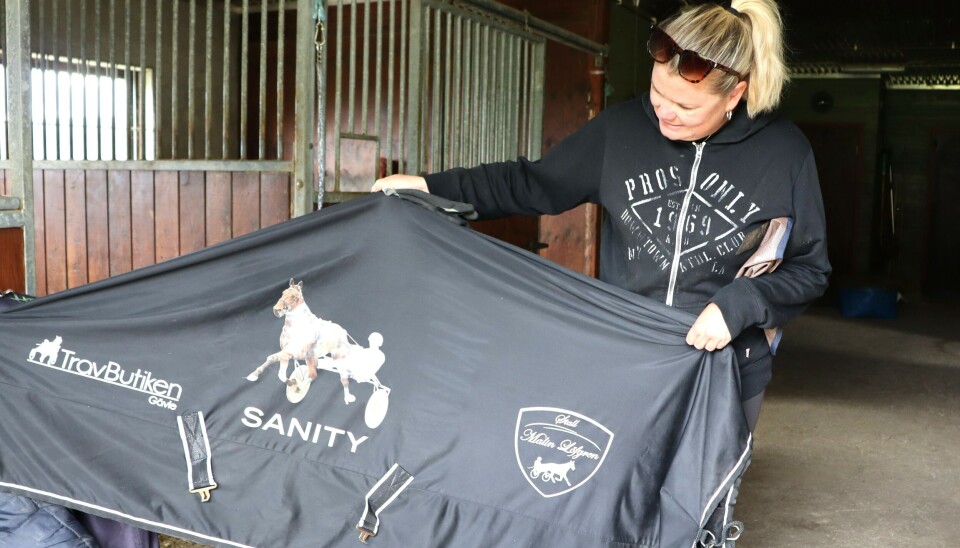 Moa visar ett av de täcken Sanity vunnit under sin karriär som nu kan användas igen.